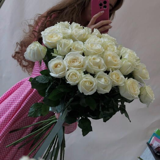 35 белых роз