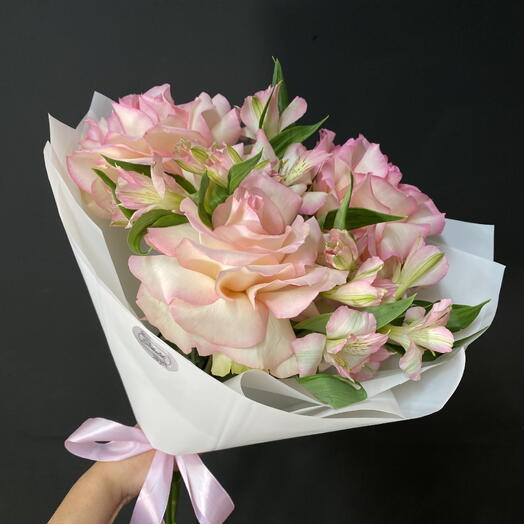 Букет из французских роз и альстромерий