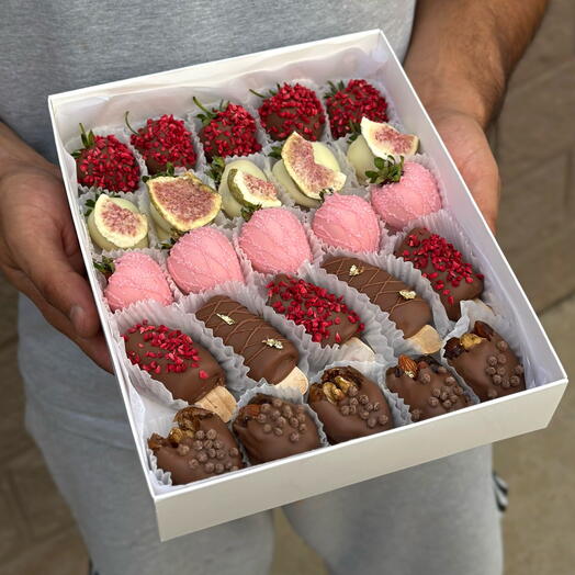 Клубника, бананы и финики в шоколаде 😍