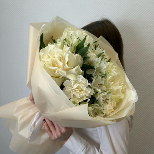 Комплимент из белых ажурных роз 🤍