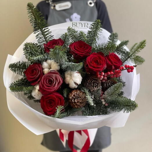 Букет из красных роз и нобилиса «Зимний поцелуй»