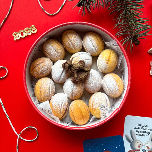 Круглая коробка с печеньем орешки со сгущенкой, шоколадная лошадка подарок на Новый год маме, ребенку, коллеге