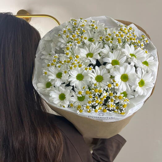 Букет из кустовых хризантем с ромашкой