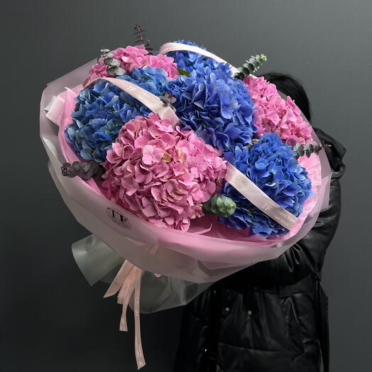 Букет из розовой и голубой гортензии