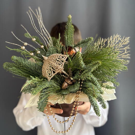 Хвойная новогодняя композиция в коричневом бархате