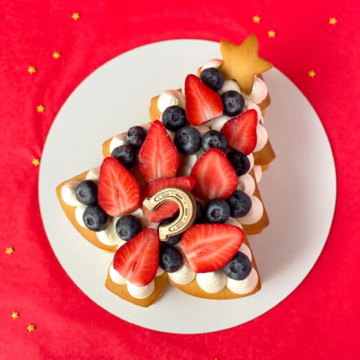 Медовый торт Ёлочка с ягодой и шоколадной подковой