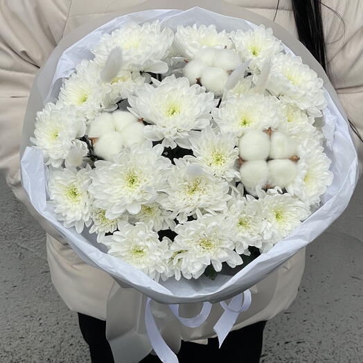 Букет из белой кустовой хризантемы с хлопком и лагурусом