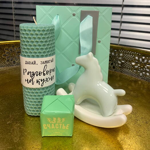 Подарочный набор с керамической лошадкой и свечой