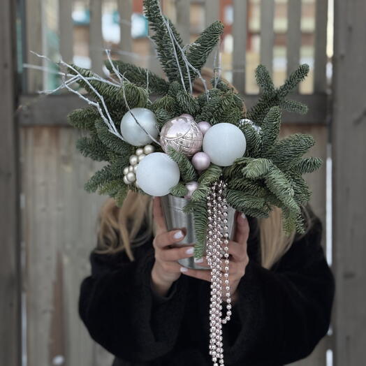 Новогодняя композиция в ведре