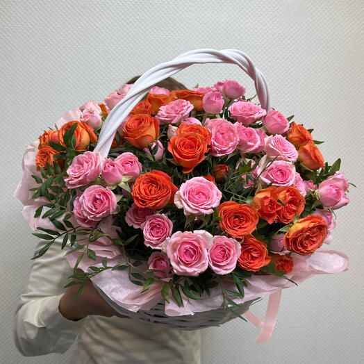 Корзина из 17 кустовых роз