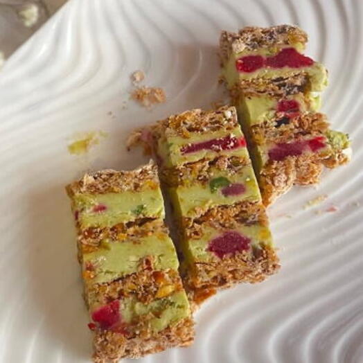 Нарезное пирожное-мороженое Малина-фисташка