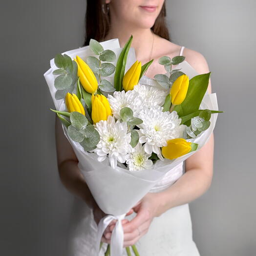 Стильный букет кустовая хризантема, желтые тюльпаны и эвкалипт