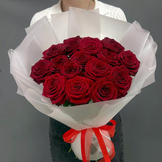 Букет из 15 красных роз Red Naomi