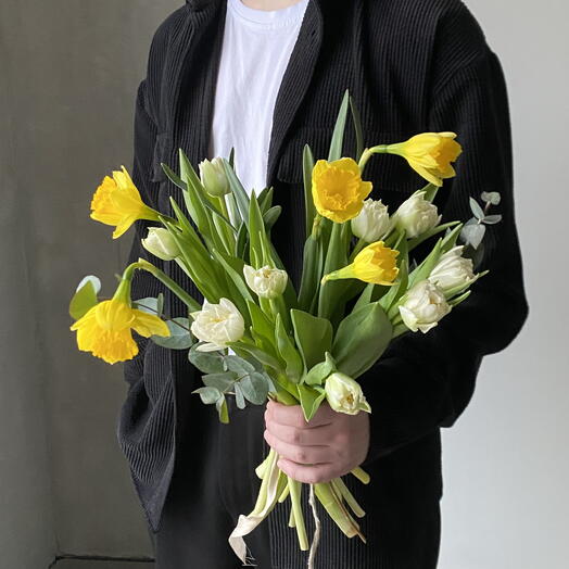 Солнечный весенний букет: белые тюльпаны, желтые нарциссы и эвкалипт