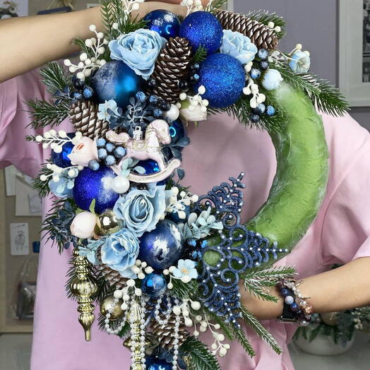 Новогодний венок в голубых и синих тонах