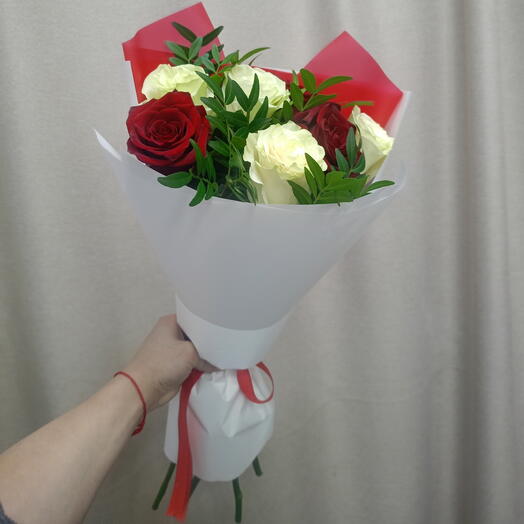 Букет белые и красные розы