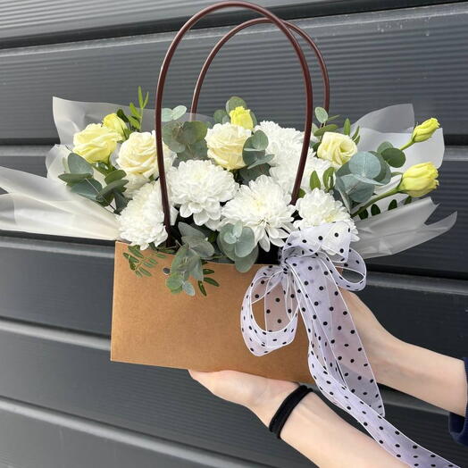 Цветы в коробке-композиция из белых кустовых хризантем и эустомы
