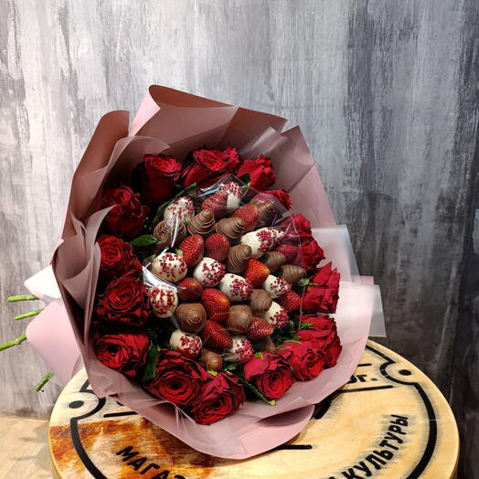 Букет из клубники в бельгийском шоколаде с розами