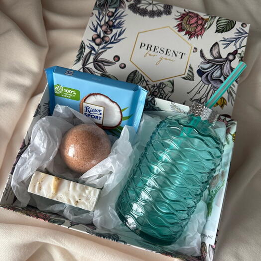 Подарочный набор со стаканом и трубочкой, шоколадом, мылом и бомбочкой для ванны