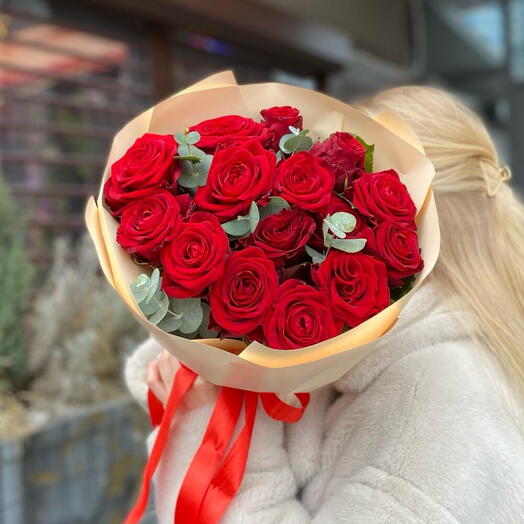 Алые розы с эвкалиптом️