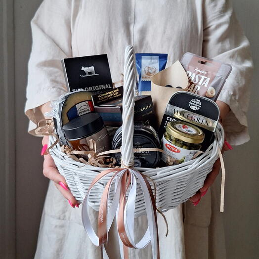 Брутальная продуктовая корзина. Сыр, мед, свеча, каперсы, сельдь, шоколад, соус и голубика