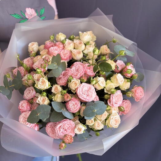 Кустовые розы пионовидные в букете розовые и кремовые