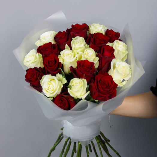 Дуо красных и белых роз 21 шт