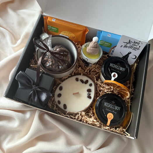 Подарочный набор с соевыми свечами, кружкой и ложечкой, медовым суфле, шоколадом, кофе и конфетами (для мужчин и женщин)