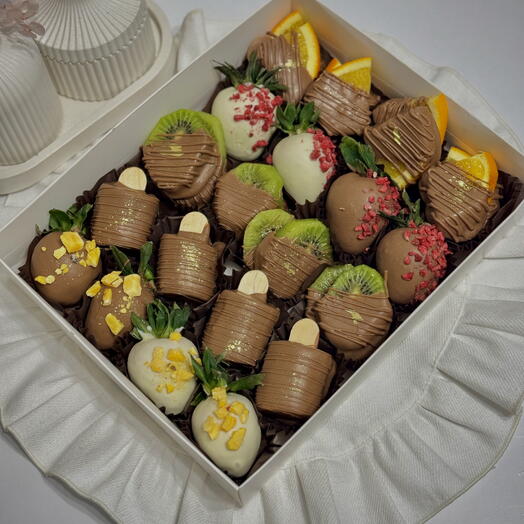 Клубника, банан, киви, апельсин в шоколаде