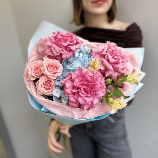 Букет с французскими розами, гортензией и кустовой розовой