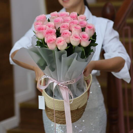 Корзина с высокими розовыми розами