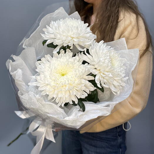 Букет из 3 белых одноголовых хризантем