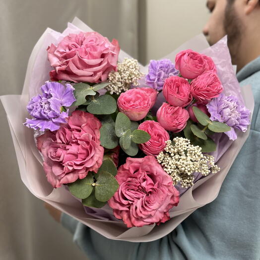 Букет «Лавандовый чай» из пионовидных роз с диантусами и эвкалиптом 💜