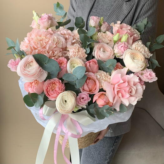 Роскошная композиция «Восторг» в лукошке с ранункулюсами и пионовидными розами💗