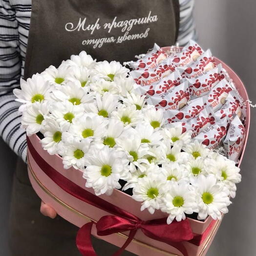 Сердце с ромашками и конфетами адель