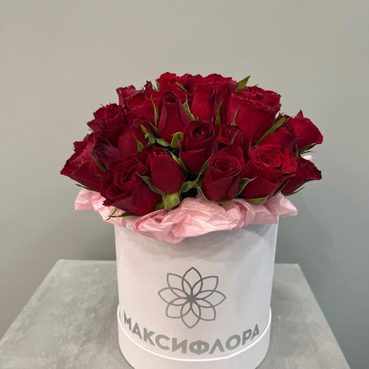 Красные розы в коробке