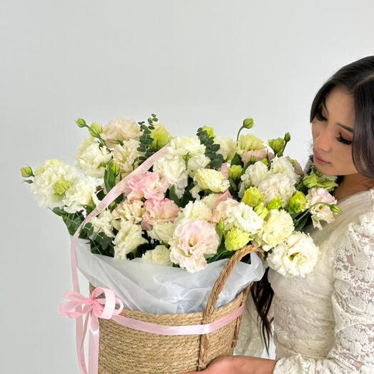 Лизантусы в кашпо