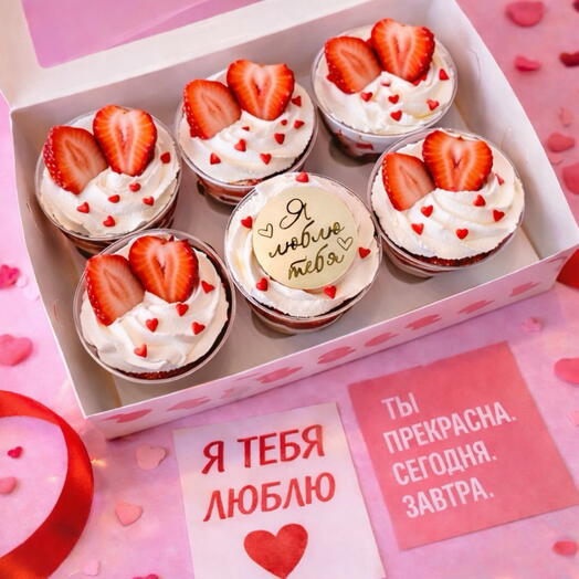 Набор десертов с клубникой