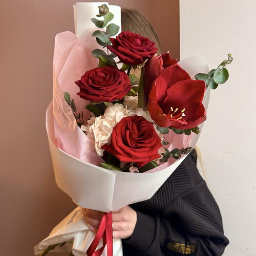 Одно сердце на двоих (амариллис,роза,гортензия,эвкалипт)