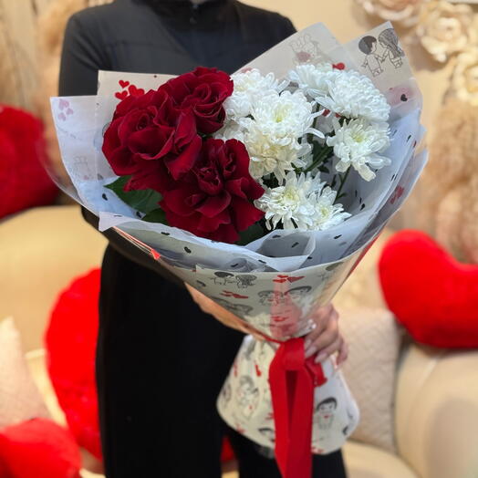 Дуобукет из французских роз и пушистых хризантем Love is