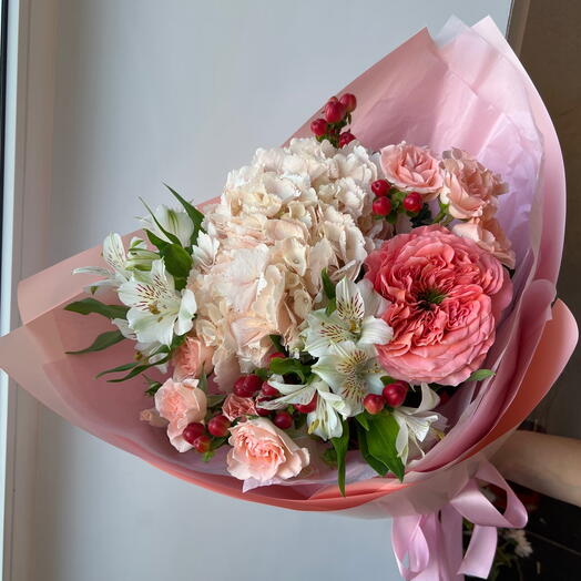 Авторский букет:гортензия ,пионовидные розы, альстромерии,гиперикум ,кустовая Роза