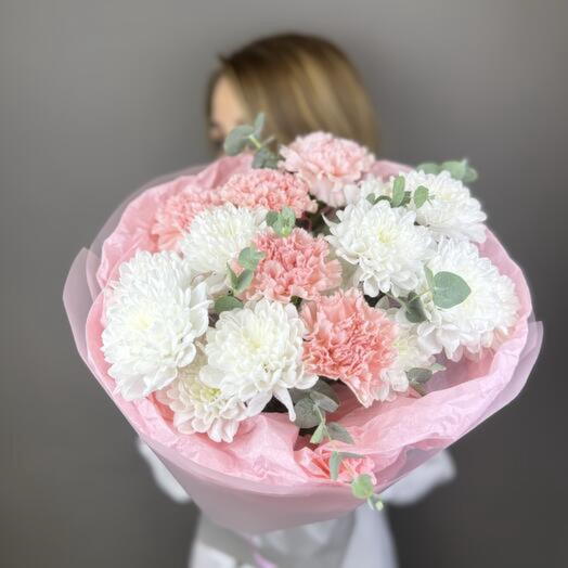 Букет из хризантем и диантуса с эвкалиптом