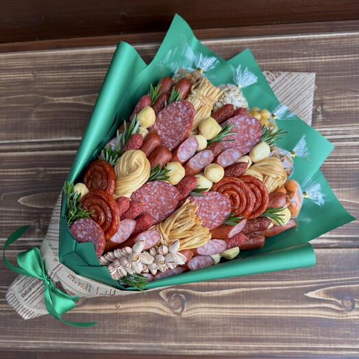 Букет из колбасы и сыра с закусками