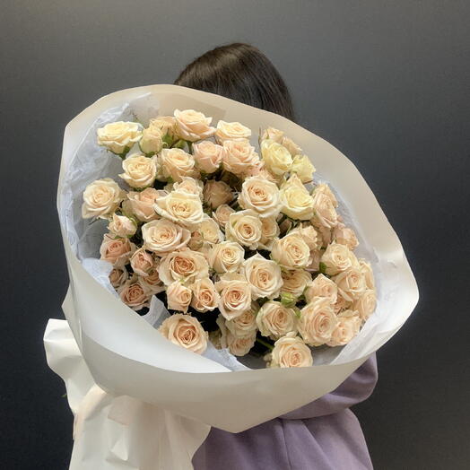 Букет из персиковых кустовых роз