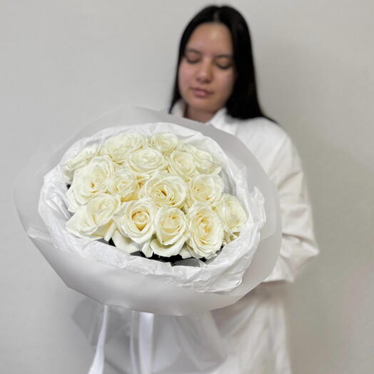 15 белых роз