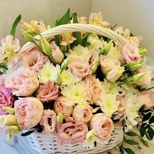 Корзина с цветами розовая