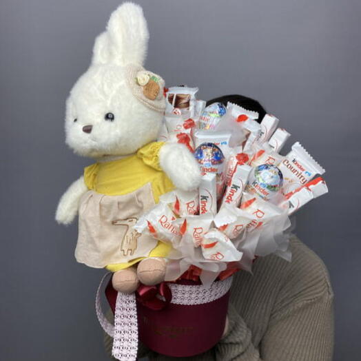 Композиция с конфетами и игрушкой зайчиком