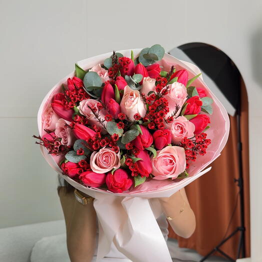 Микс букет из тюльпанов и роз