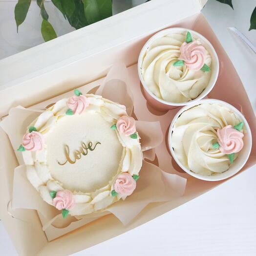 Бенто торт + трайфлы с цветочным декором и топпером love на 8 марта, день рождения