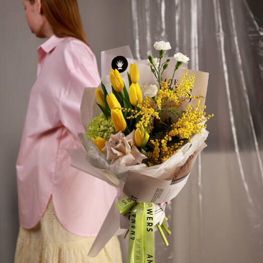 Весенний букет с ароматной мимозой и солнечными тюльпанами